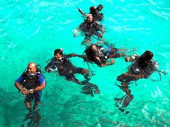 Члены кабинета министров Мальдив репетировали подводное заседание несколько раз