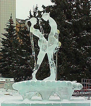 ледянаяя скульптура влюбленная пара